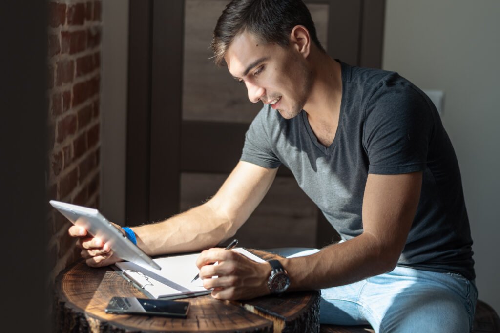 Man die financiën aan het leren is