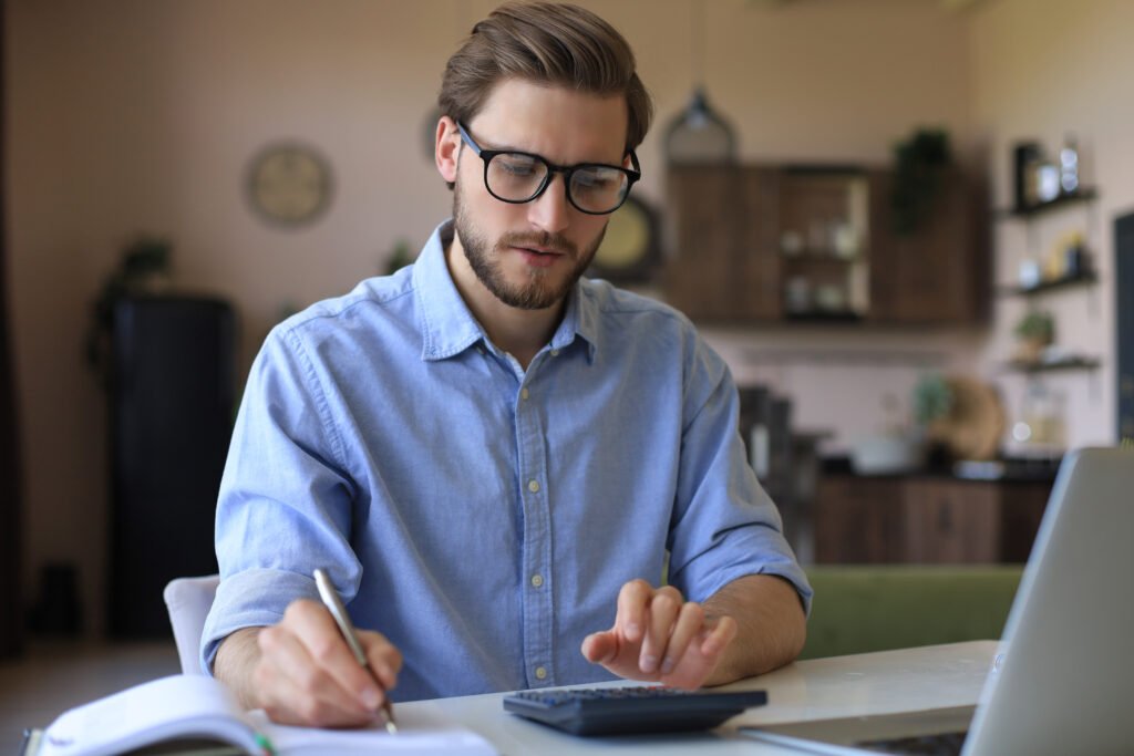 Man die financiën aan het leren is