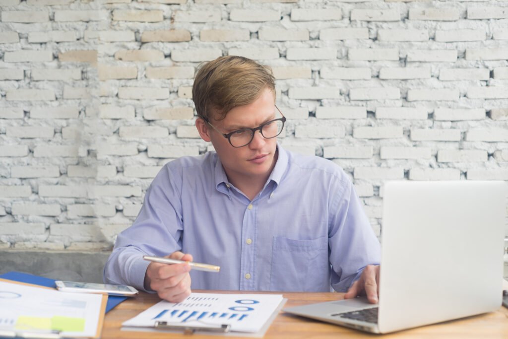 Man die financiën aan het leren is