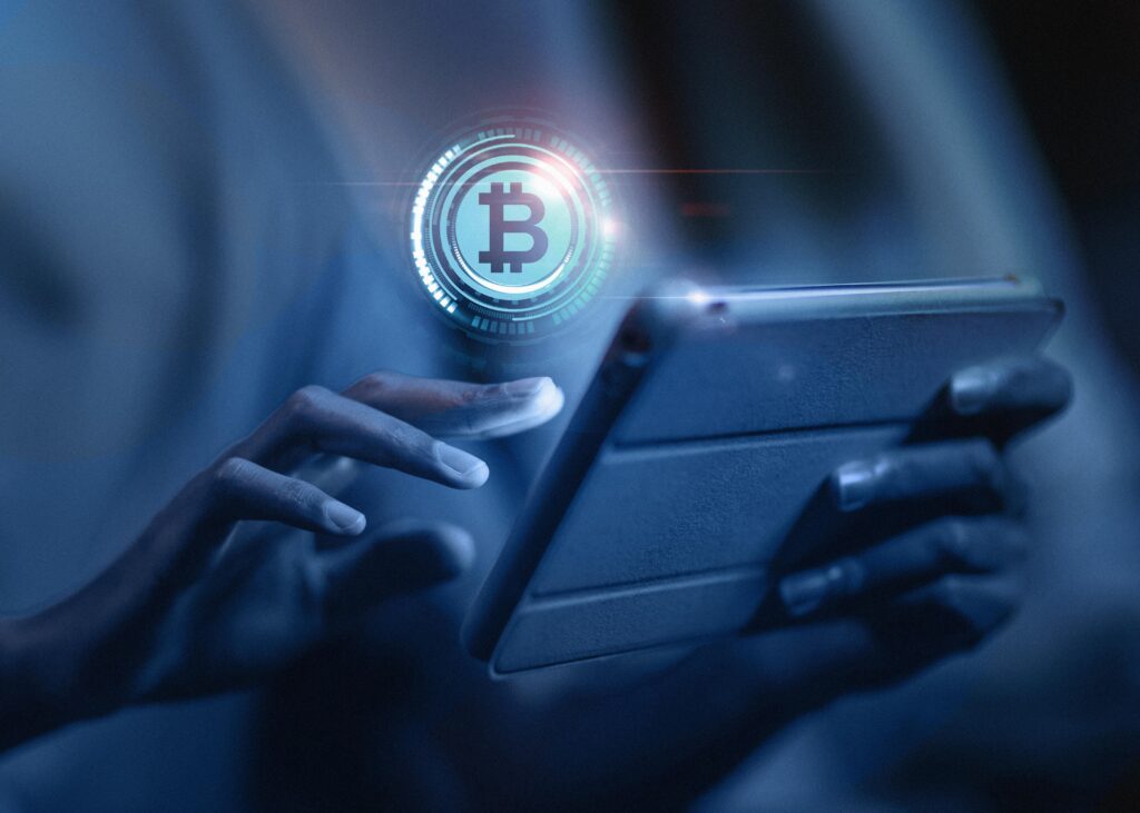 close up handen die tablet vasthouden