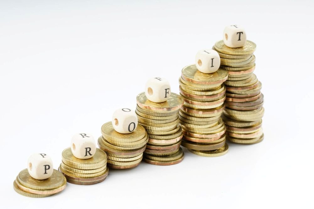 een stapel met munt geld dat steeds groter word