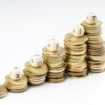 een stapel met munt geld dat steeds groter word