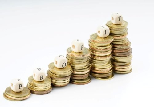 een stapel met munt geld dat steeds groter word