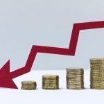 een pijl die naar beneden gaat