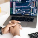 iemand die de aex zit te monitoren